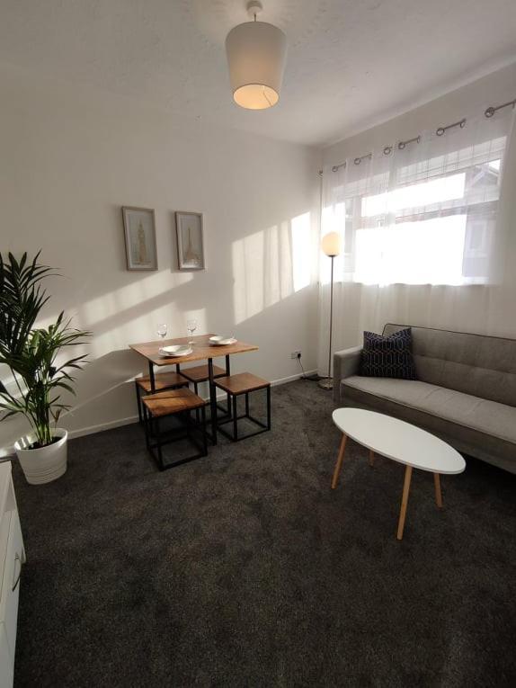 1 Bedroom Apartment With Free Parking เวย์มัธ ภายนอก รูปภาพ